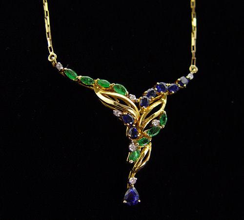 Appraisal: AN EYE CATCHING EMERALD SAPPHIRE AND DIAMOND NECKLACE K yellow