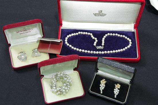 Appraisal: LOT OF PEARL JEWELRY Pair of cufflinks with approximately mm