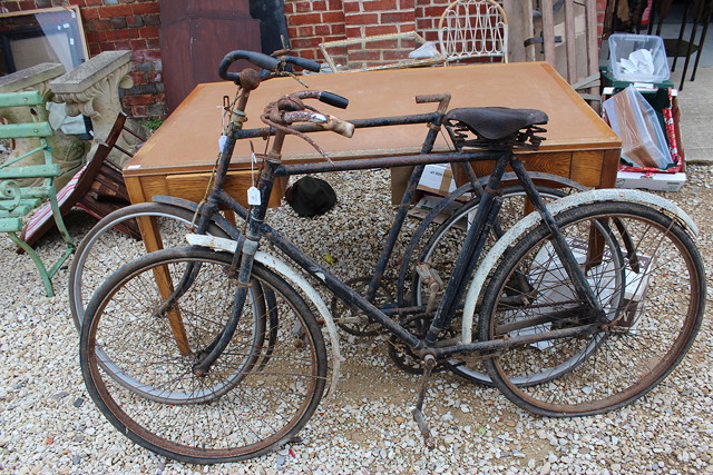 Appraisal: AN OLD RALEIGH GENTLEMAN'S BICYCLE with leather saddle and rod