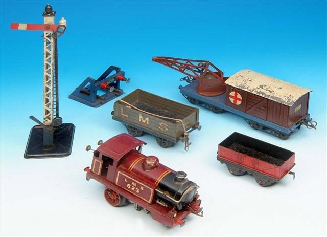 Appraisal: A SMALL QUANTITY OF HORNBY RAILWAYS including a crane a