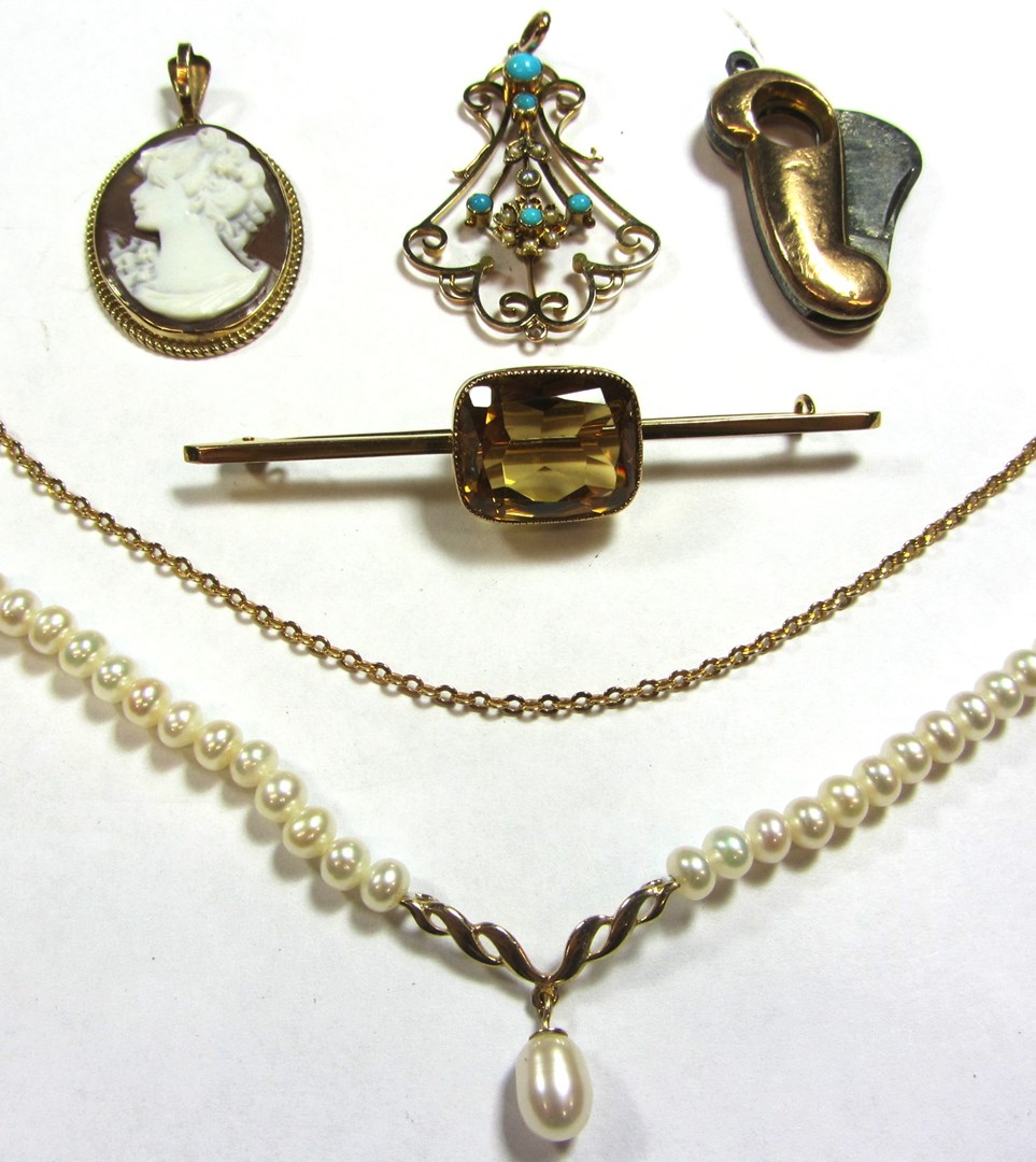 Appraisal: A gold turquoise and seed pearl set pendant with a