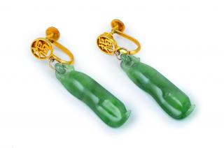 Appraisal: A Pair of Chinese Gold and Jade Snow Peas Earrings