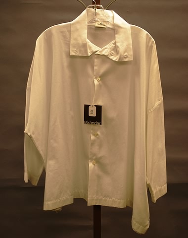 Appraisal: Eskandar white cotton long sleeve scrunch neck shirt Size Shoulders