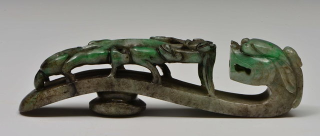 Appraisal: A CHINESE GREEN AND GREY JADE DRAGON HEADED BELT BUCKLE