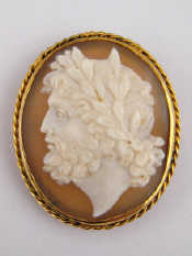 Appraisal: A carved shell cameo of classical design set in a