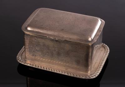 Appraisal: An Edwardian silver biscuit box Goldsmiths Silversmiths Company London with