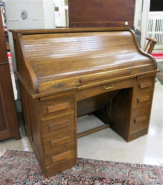 Appraisal: AN OAK ROLL-TOP TYPEWRITER DESK American c an S-roll double-pedestal