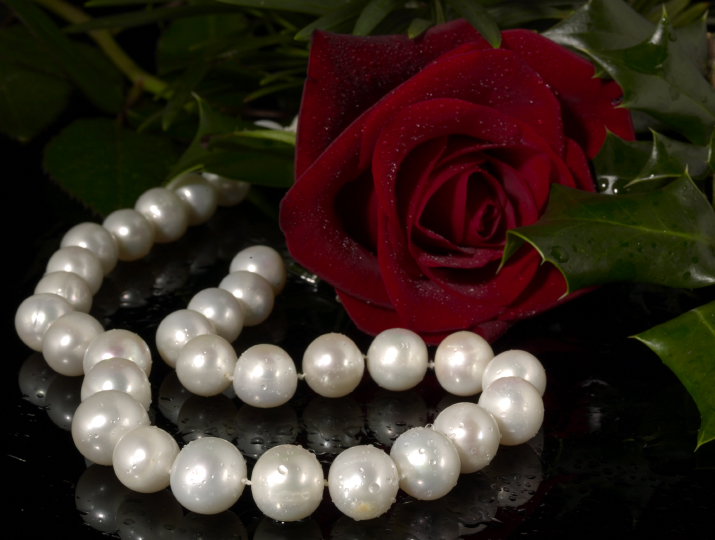 Appraisal: Good Strand of South Seas Cultured Pearls the strand composed