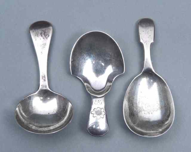 Appraisal: A GEORGE III SILVER CADDY SPOON with a plain circular