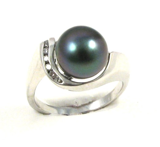 Appraisal: BLACK PEARL AND DIAMOND RING k white gold set with