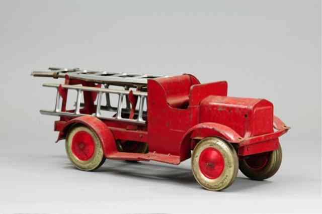 Appraisal: KIDDIES ''OH BOY'' HOOK AND LADDER Tinplate truck low open