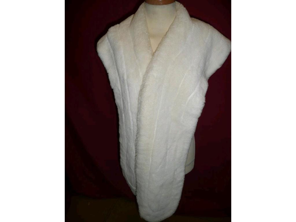 Appraisal: Nylon cream fur fabric stole lined