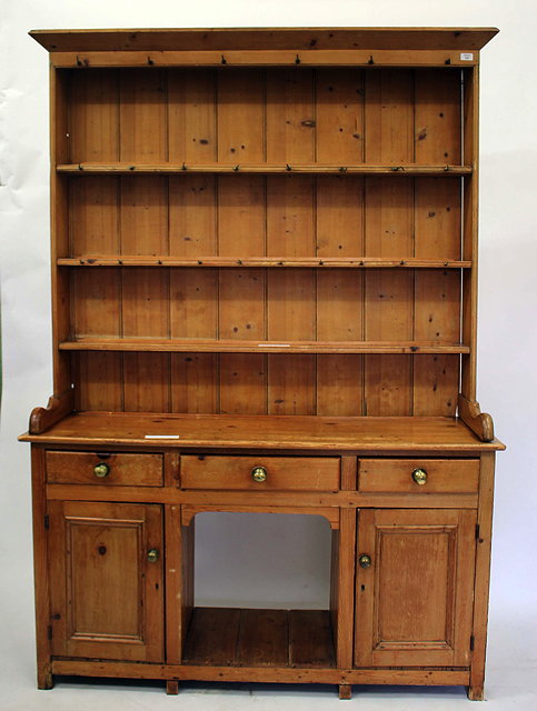 Appraisal: AN OLD PINE KITCHEN DRESSER with plate rack above the