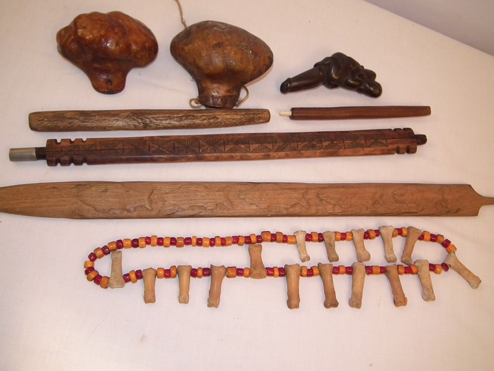 Appraisal: LOT INDIAN ITEMS Assorted lot of old Native American items