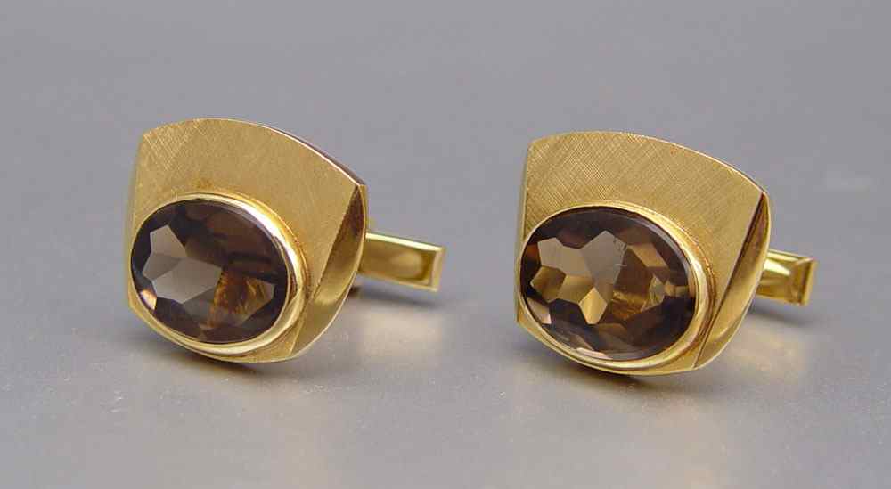 Appraisal: K GOLD SMOKY QUARTZ CUFFLINKS K yellow gold cufflinks contain