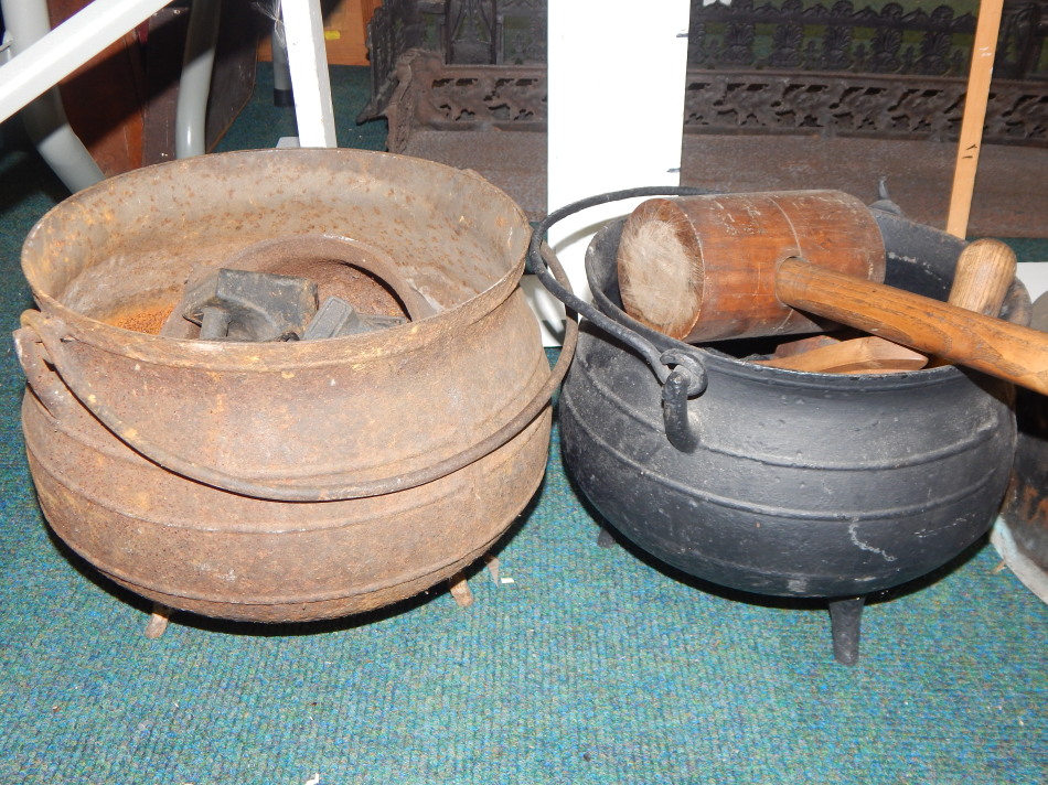 Appraisal: A quantity of metalware to include two iron cauldrons a