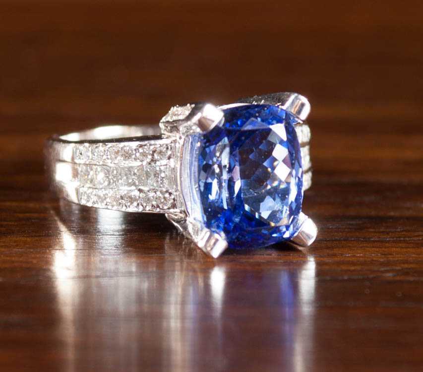 Appraisal: TANZANITE DIAMOND AND EIGHTEEN KARAT GOLD RING The white gold