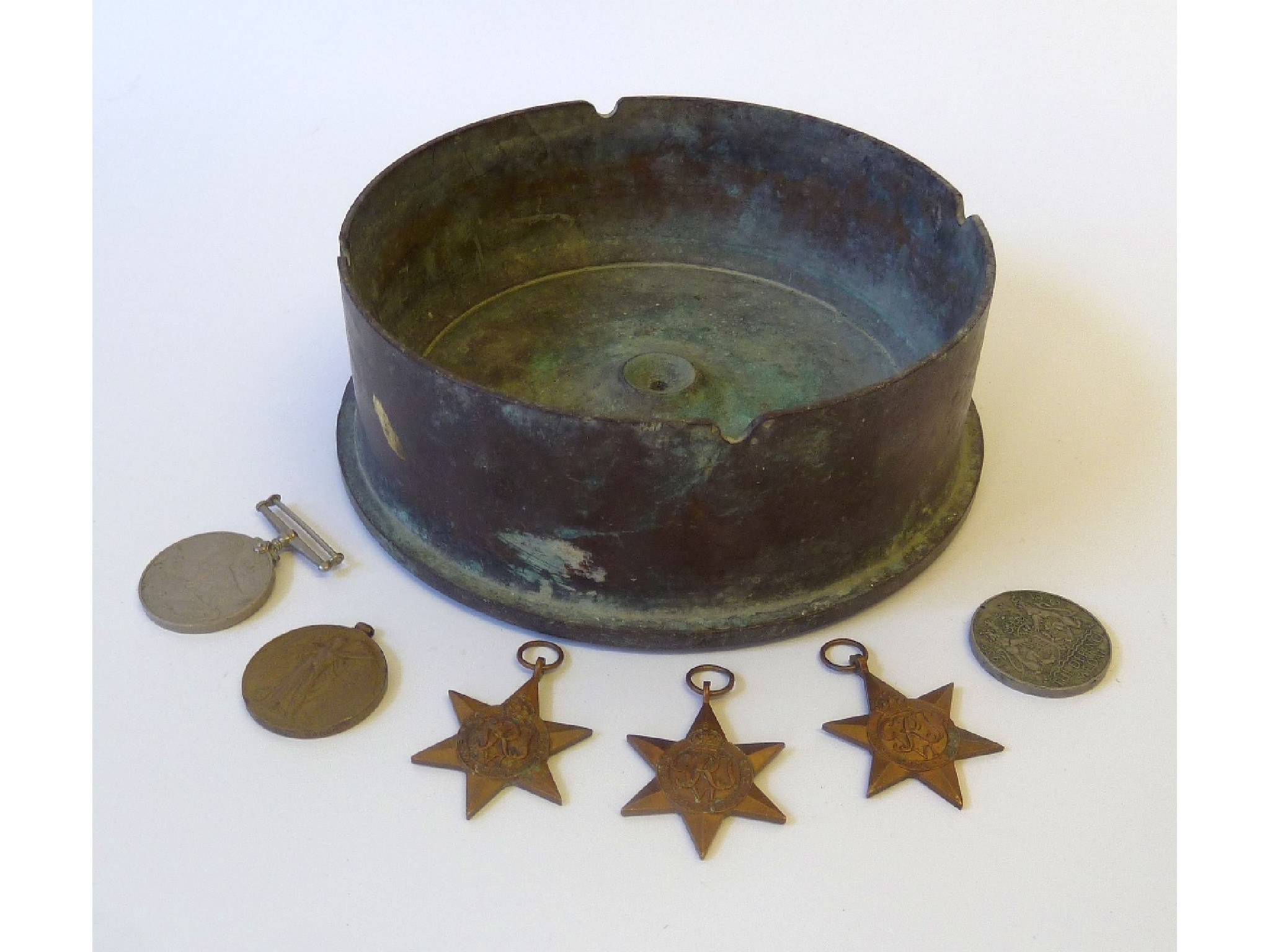 Appraisal: BRASS CAP TO A LARGE CALIBRE US NAVY SHELL inscribed