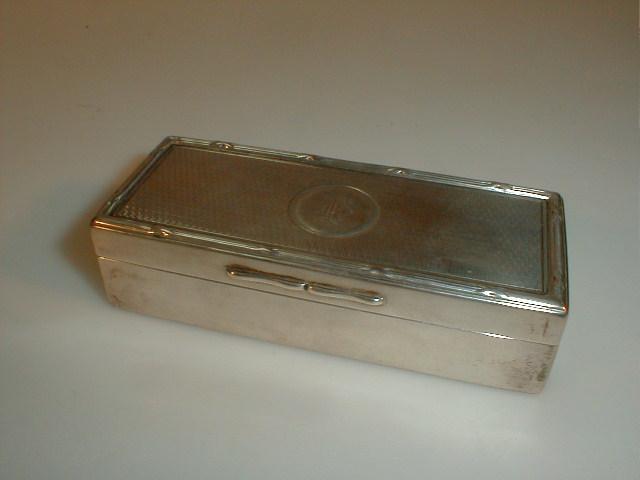 Appraisal: George V rectangular silver snuff box the hinged lid with