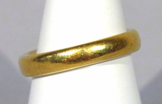 Appraisal: A gold wedding band marks rubbed size J g