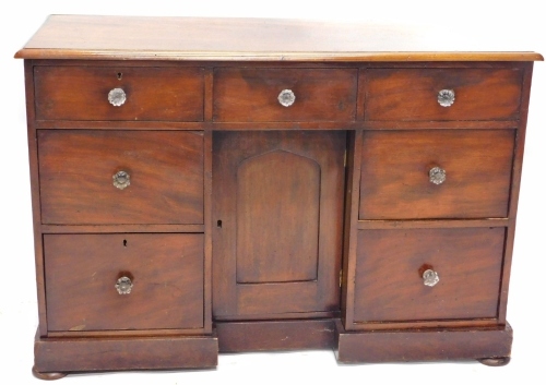 Appraisal: A thC mahogany kneehole dressing table or desk the top