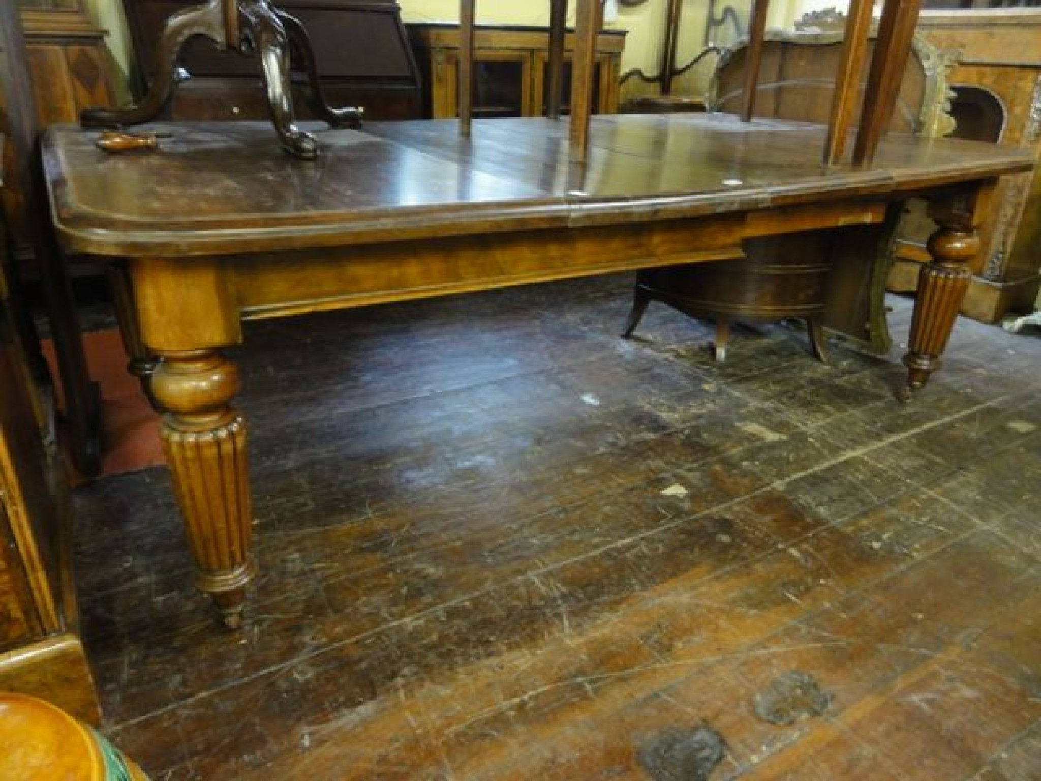 Appraisal: A Victorian mahogany extending dining table with two additional leaves