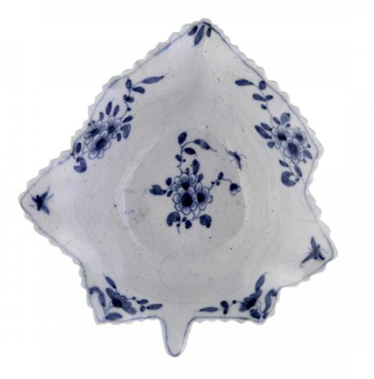 Appraisal: A WORCESTER PICKLE DISH of vine leaf shape painted in