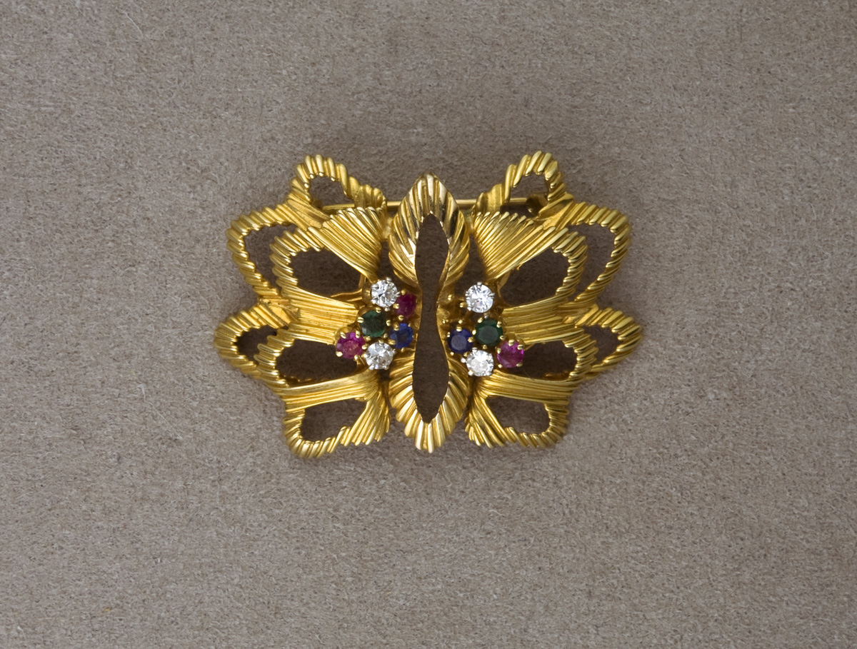 Appraisal: GEM-SET DIAMOND AND KT GOLD BROOCH An abstract shape of