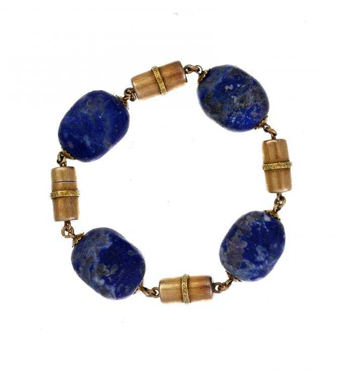 Appraisal: A GOLD AND SODALITE BRACELET the four sodalite pebbles with