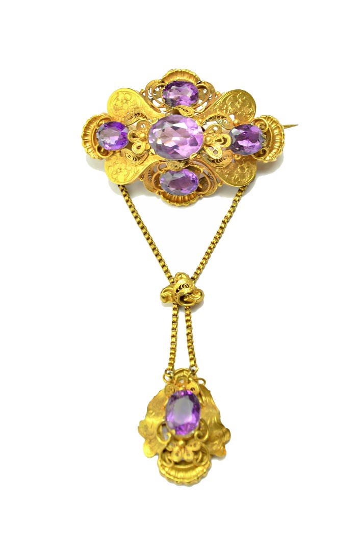 Appraisal: A Victorian gold and amethyst set brooch the top of