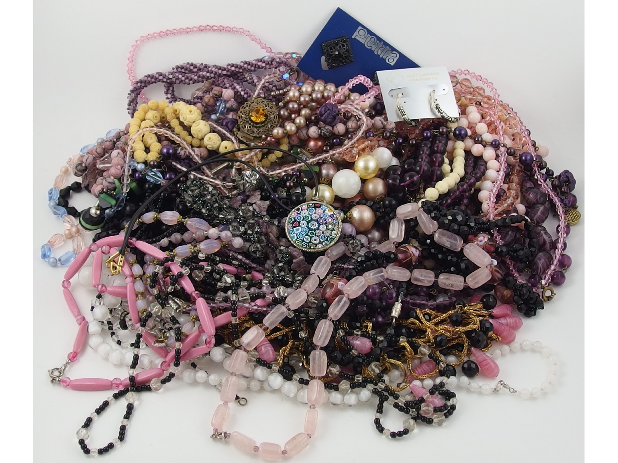 Appraisal: A collection of vintage costume jewellery to include beads a