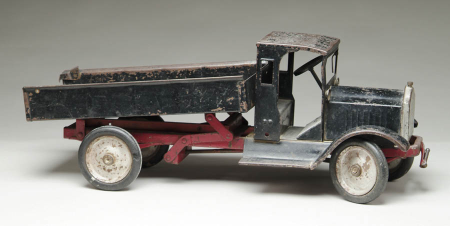 Appraisal: KEYSTONE CRANK DUMP TRUCK Truck enameled black with red frame