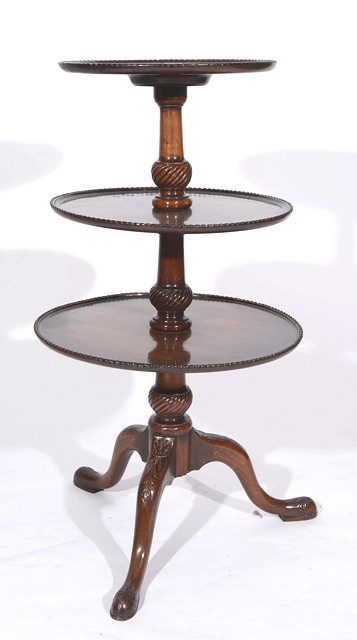 Appraisal: A MAHOGANY THREE TIER DUMB WAITER of graduated circular tray