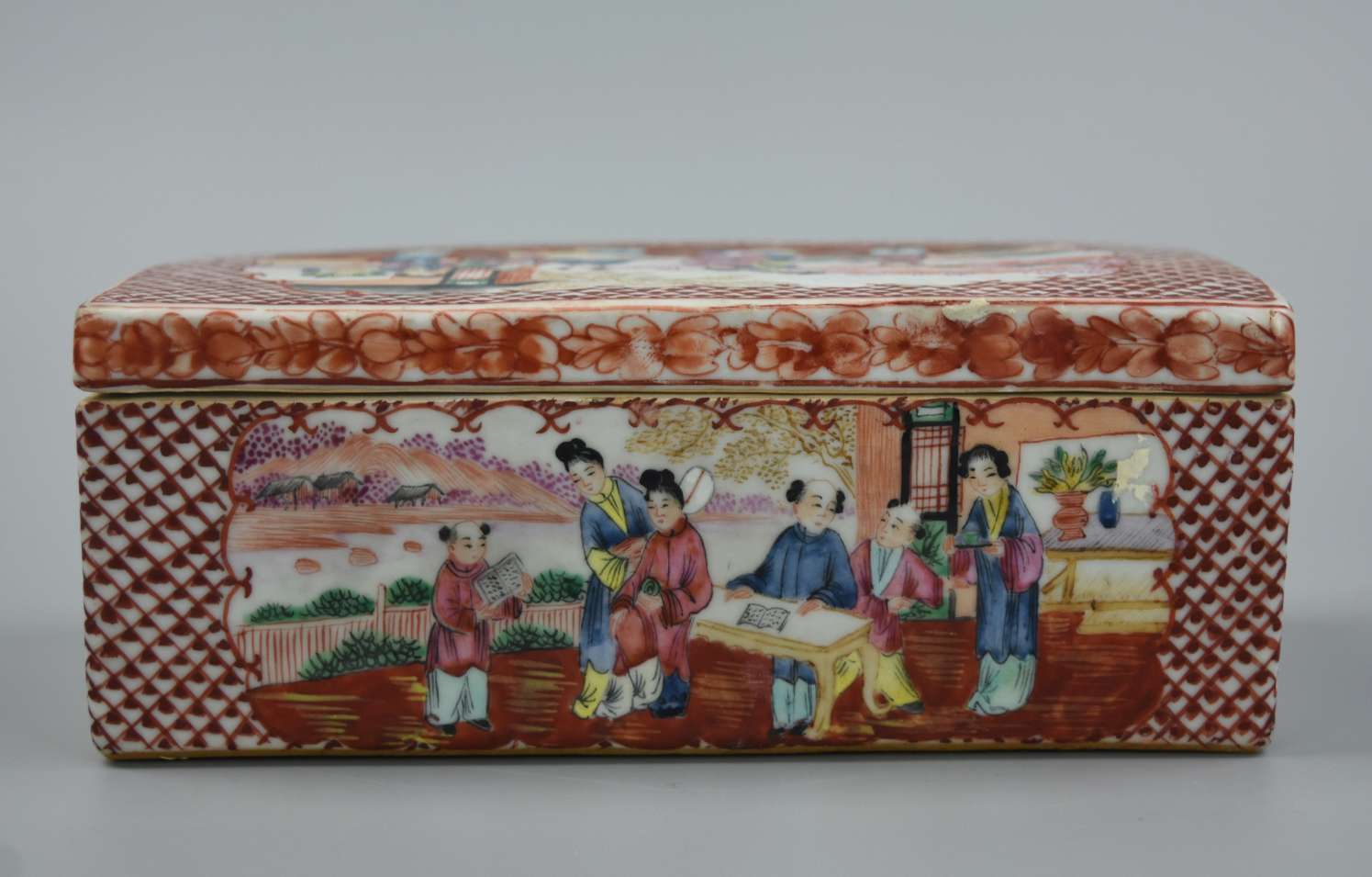 Appraisal: CHINESE EXPORT CANTON GLAZE BOX COVER TH C A Tongzhi