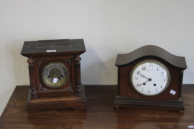 Appraisal: AN EDWARDIAN MAHOGANY STRIKING MANTEL CLOCK with white enamel dial