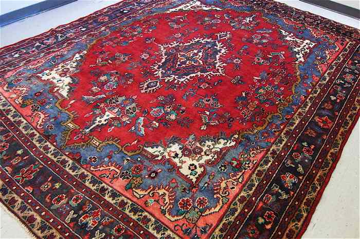 Appraisal: SEMI-ANTIQUE PERSIAN HAMADAN CARPET Hamadan Province northwestern Iran floral and