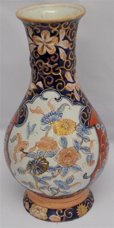 Appraisal: LARGE IMARI STYLE CHINESE VASE A large th c Chinese