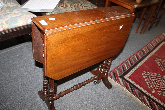 Appraisal: AN EDWARDIAN WALNUT SMALL SUTHERLAND TABLE cm