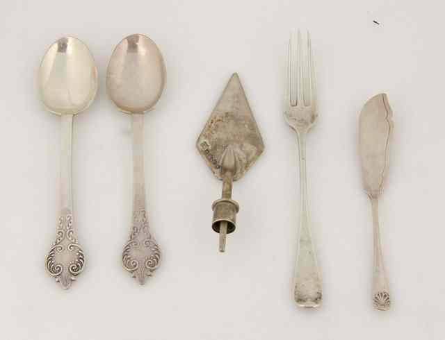 Appraisal: A pair of silver jam spoons London having engraved bowls