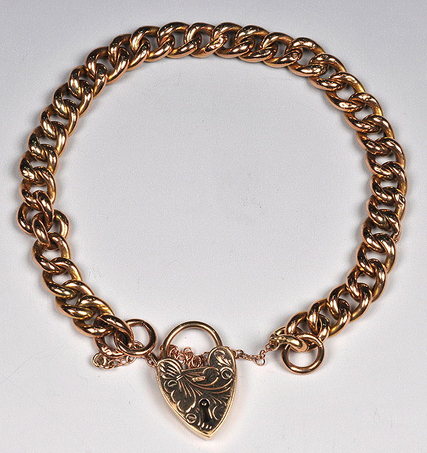 Appraisal: A CT GOLD BRACELET of chain link form with padlock