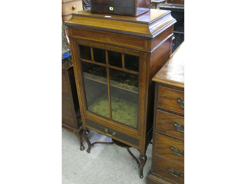 Appraisal: Edwardian mahogany and crossbanded display cabinet