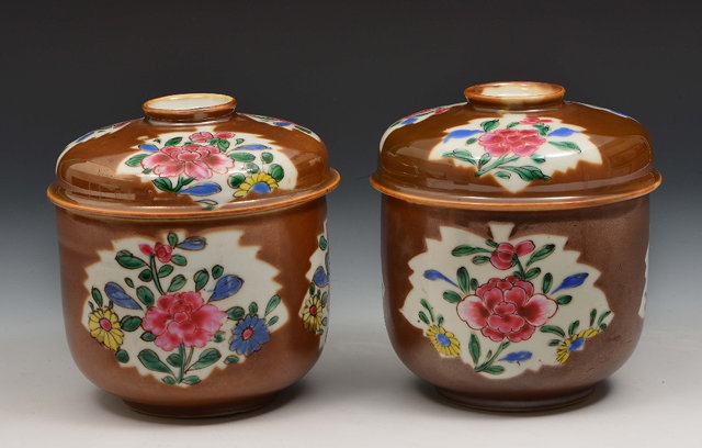 Appraisal: A pair of Chinese cafe au lait bowls and covers