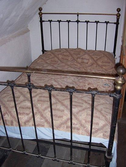 Appraisal: A near pair of brass beds each with brass ball