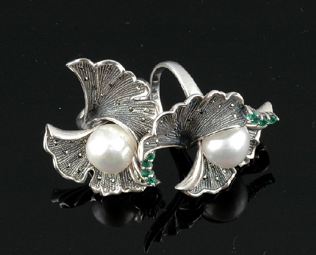 Appraisal: A PAIR OF SOUTH SEA PEARL FLOWER RINGS The sterling