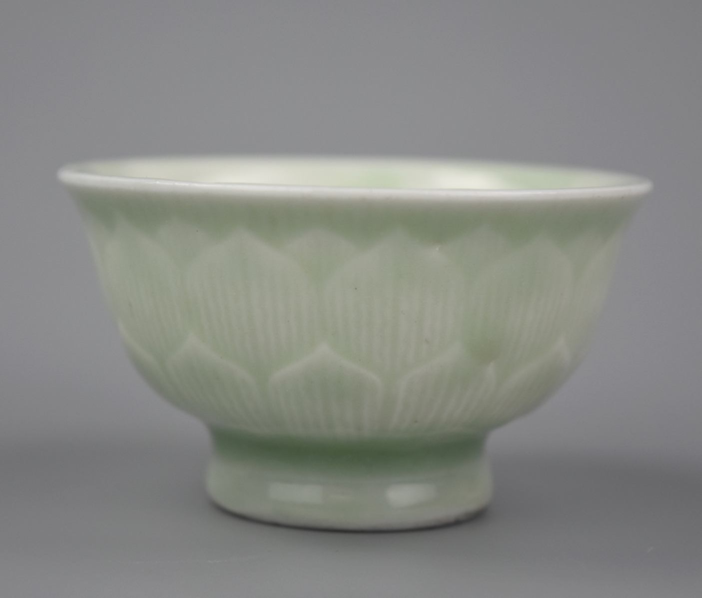 Appraisal: A SMALL CHINESE CELADON GLAZED LOTUS CUP TH C A