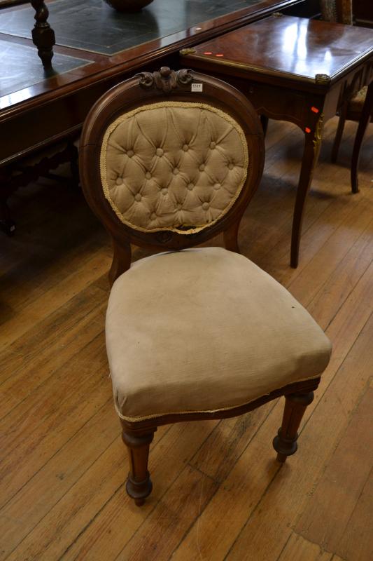 Appraisal: A SINGLE VICTORIAN MAHOGANY BUTTONBACK CHAIR A SINGLE VICTORIAN MAHOGANY