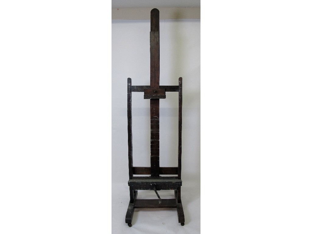 Appraisal: A late Victorian oak adjustable artist's easel with winder and