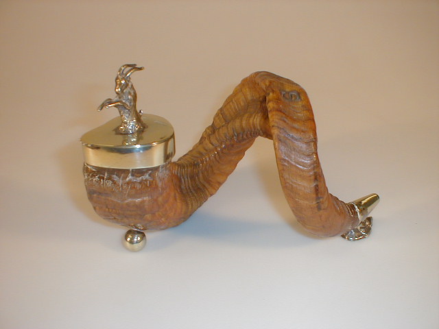 Appraisal: A Victorian ram's horn snuff mull with electroplate mounds and