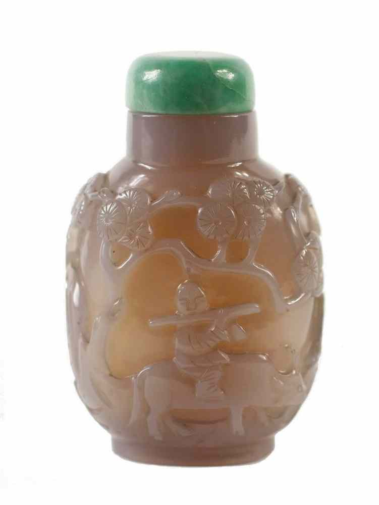 Appraisal: CHINESE SNUFF BOTTLE - th c Chinese Carved Agate Snuff