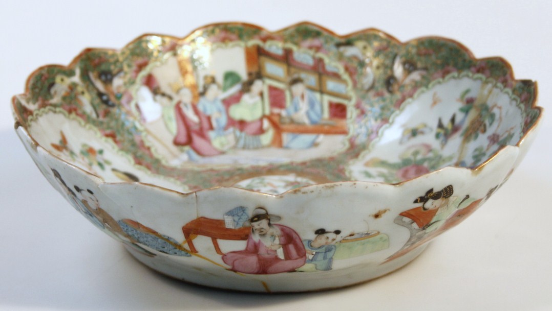 Appraisal: A thC Cantonese famille rose porcelain dish the circular body